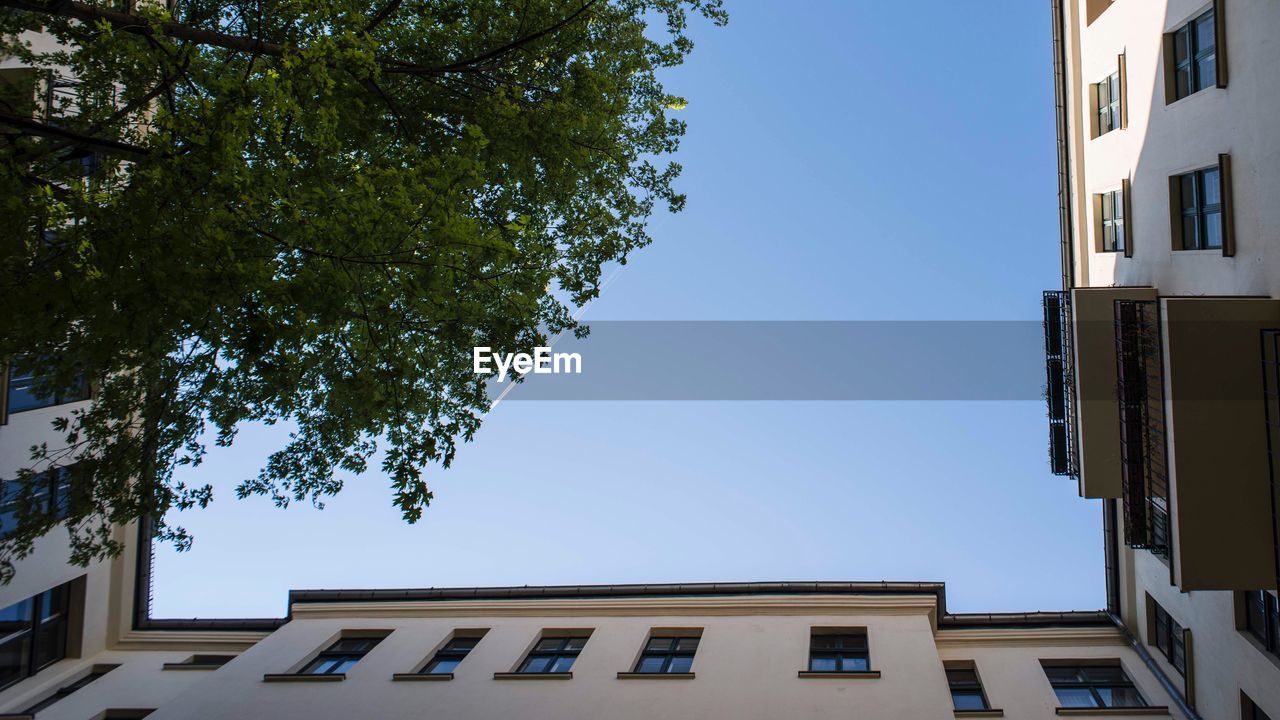 LOW ANGLE VIEW OF APARTMENT BUILDING AGAINST SKY