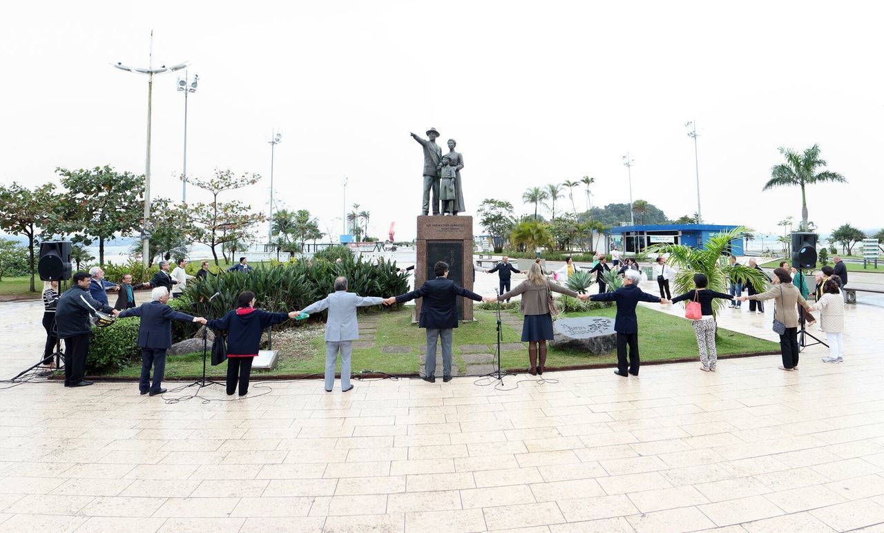 TOURISTS WALKING ON FOOTPATH