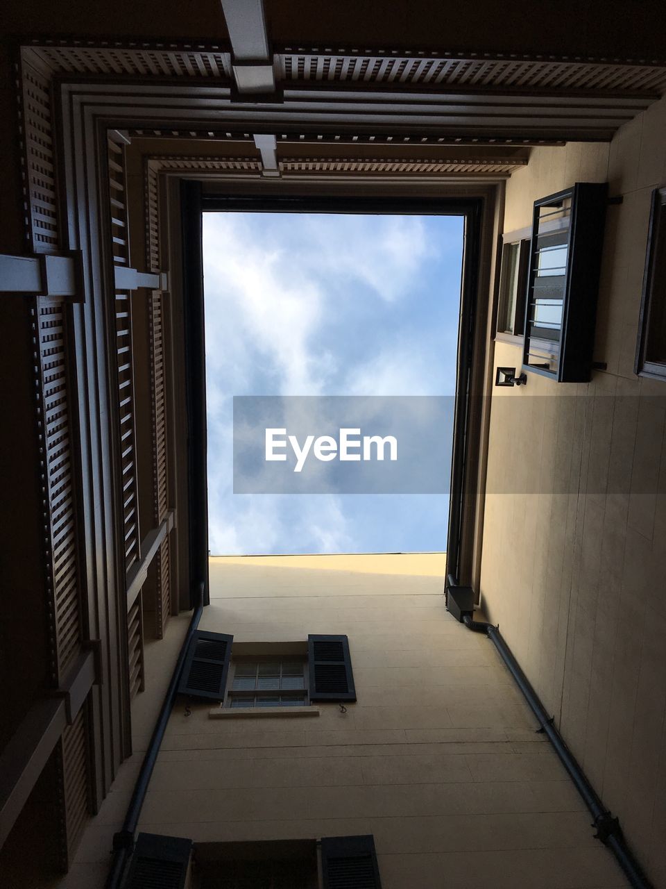 VIEW OF MODERN BUILDING AGAINST SKY