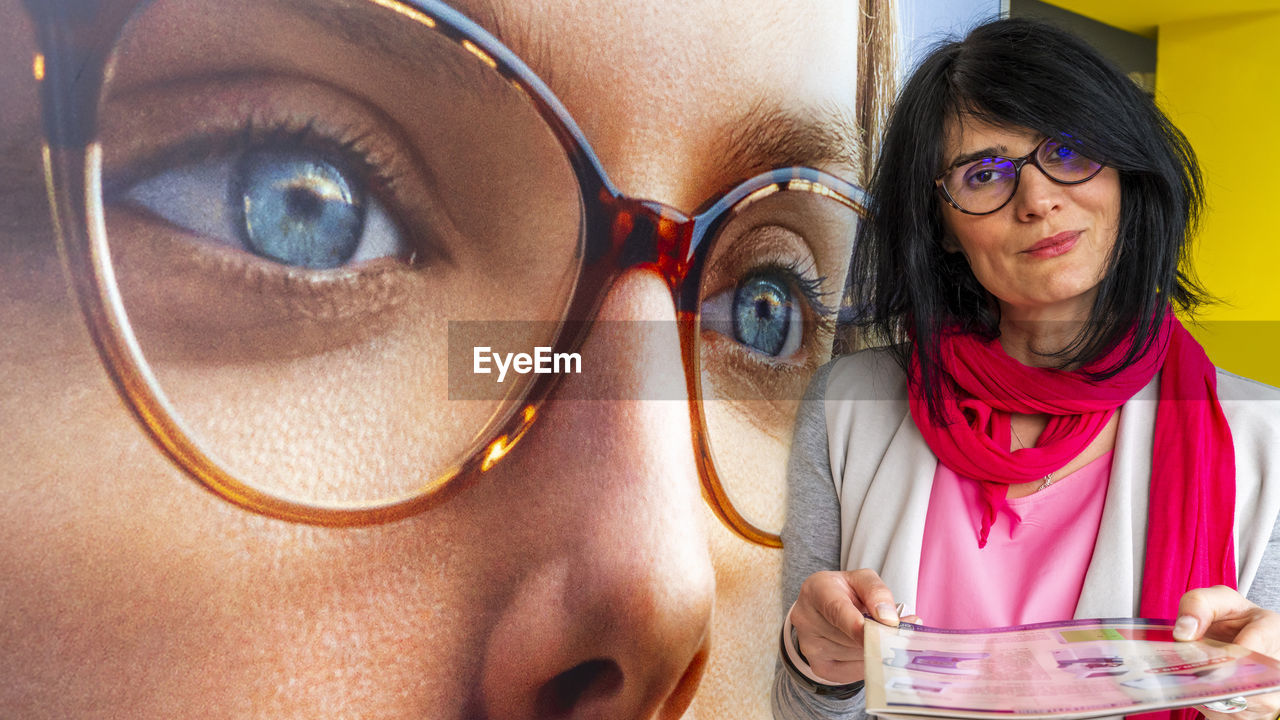 Portrait of smiling woman wearing eyeglasses 