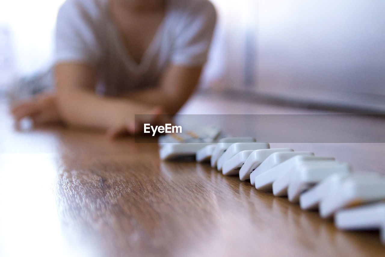 CLOSE-UP OF MAN PLAYING PIANO