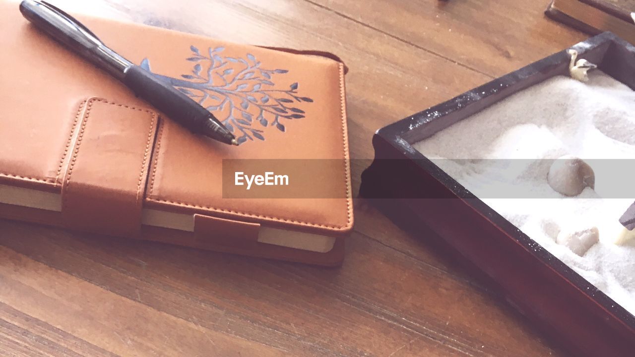 CLOSE-UP OF OBJECTS ON TABLE