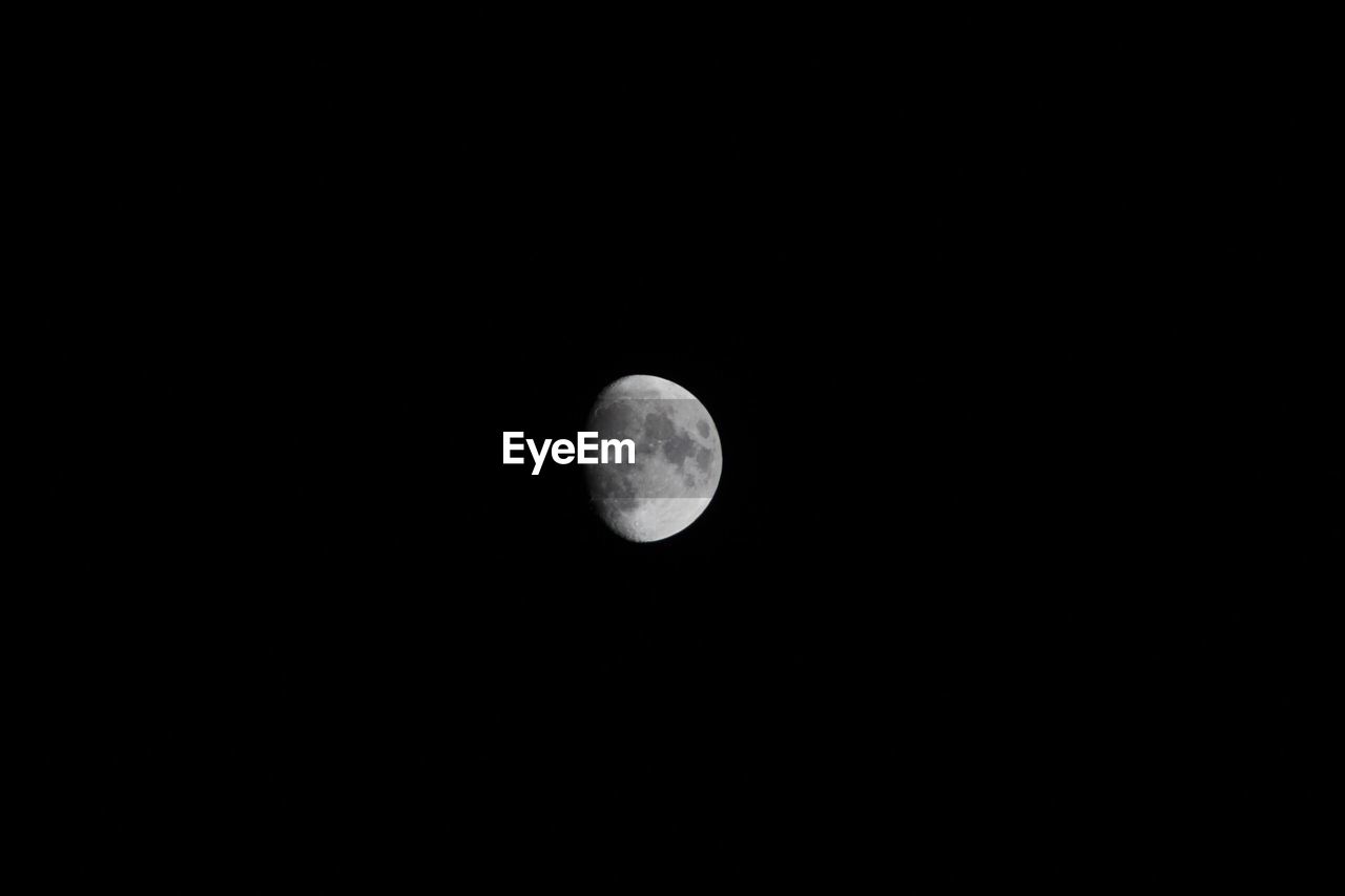 LOW ANGLE VIEW OF FULL MOON AGAINST CLEAR SKY AT NIGHT