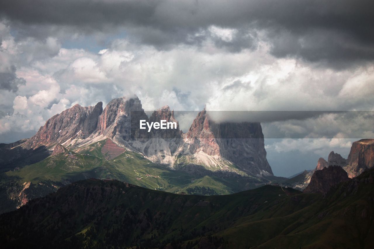 PANORAMIC VIEW OF MOUNTAINS AGAINST SKY