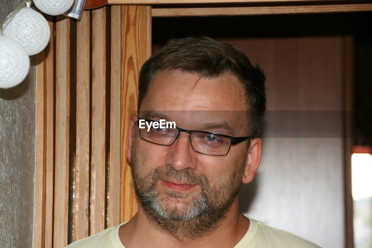 CLOSE-UP PORTRAIT OF MAN WITH EYEGLASSES