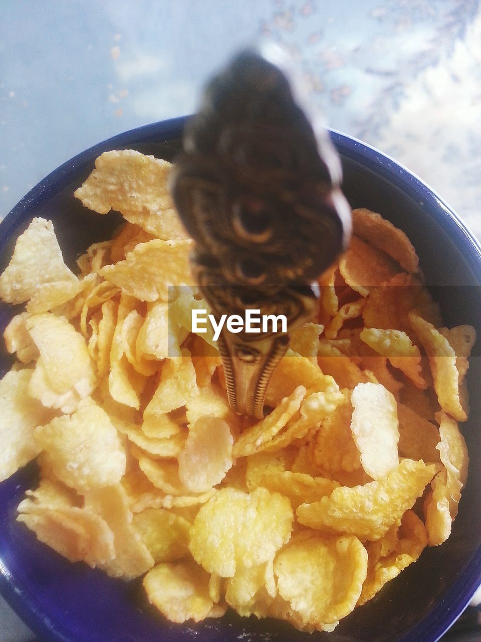 CLOSE-UP OF BURGER IN BOWL