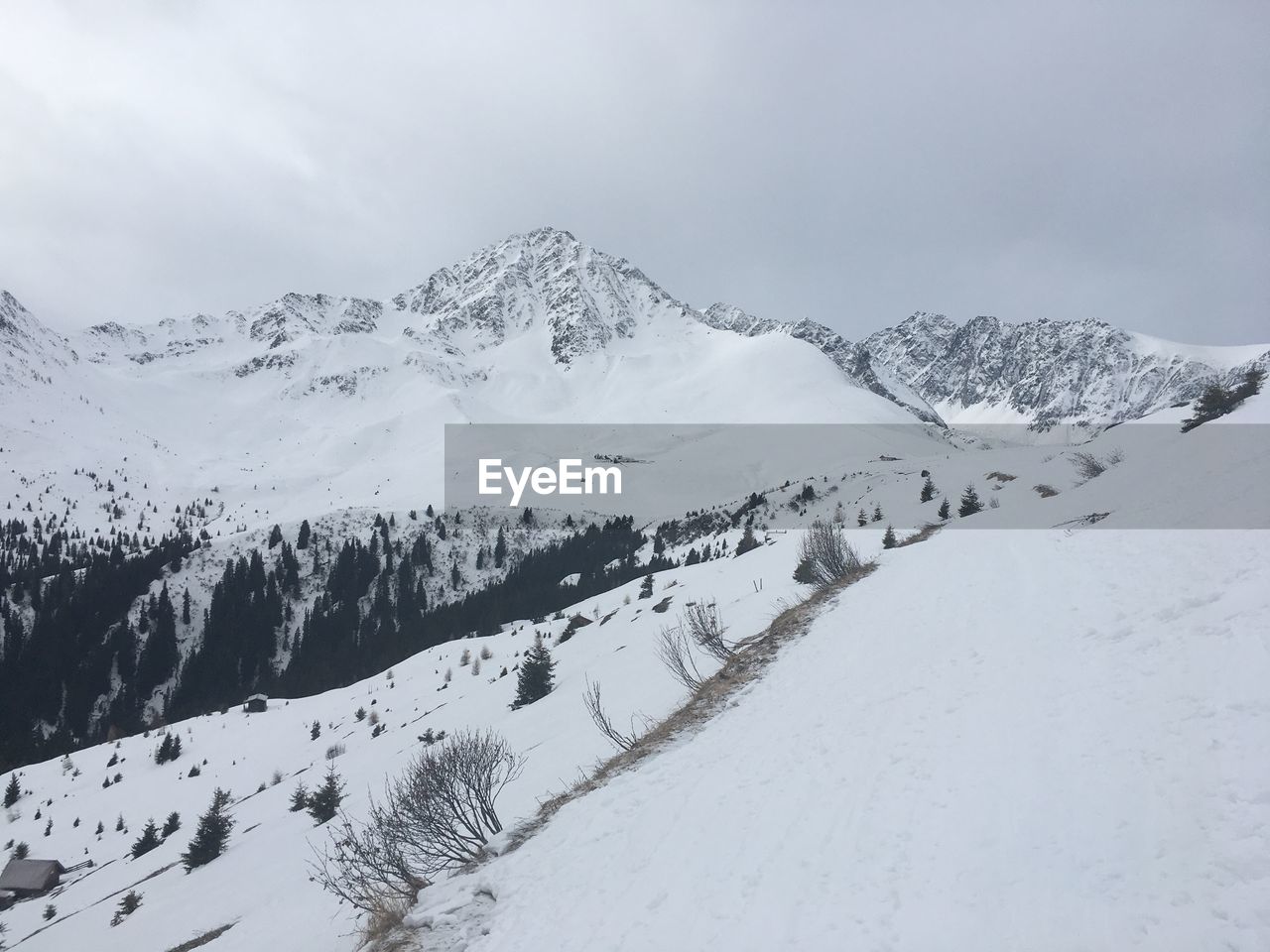 SNOW COVERED MOUNTAIN AGAINST SKY