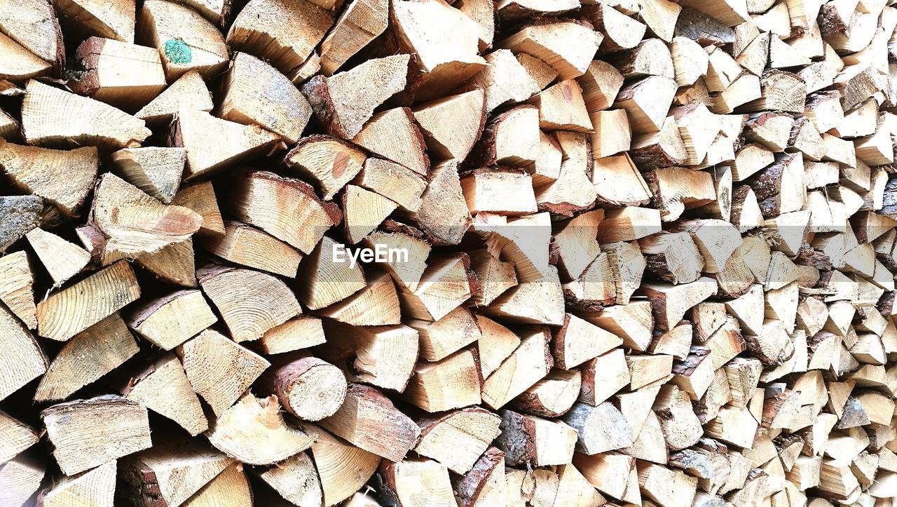 FULL FRAME SHOT OF FIREWOOD