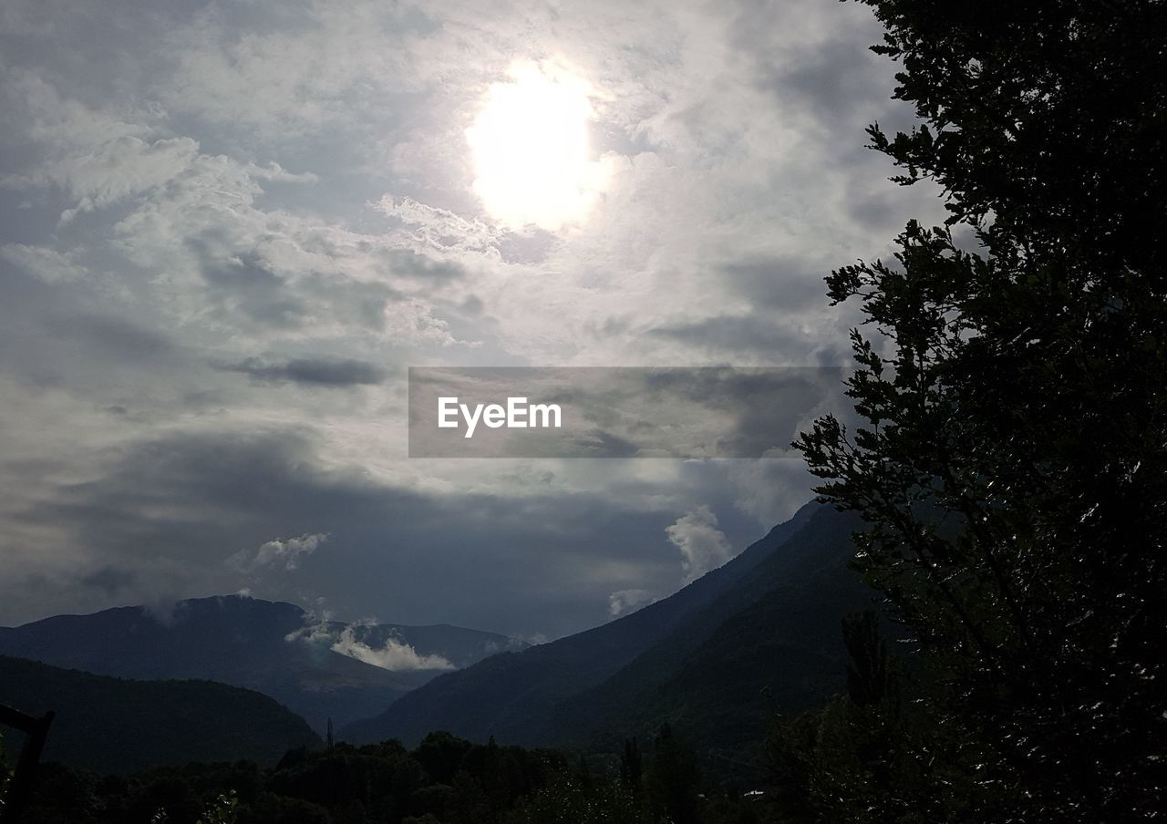 LOW ANGLE VIEW OF SILHOUETTE MOUNTAIN RANGE AGAINST SKY