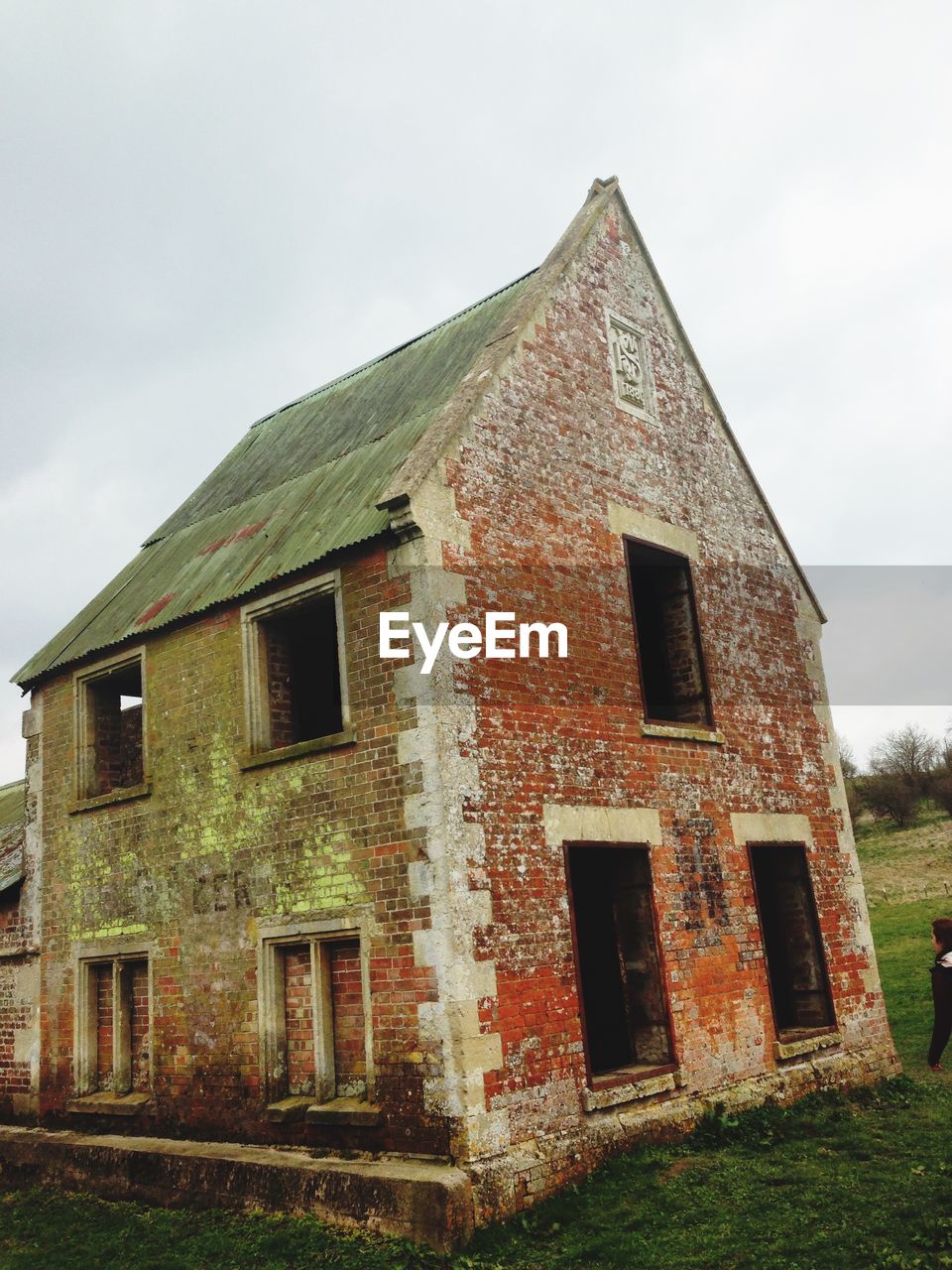 LOW ANGLE VIEW OF BUILT STRUCTURE AGAINST THE SKY