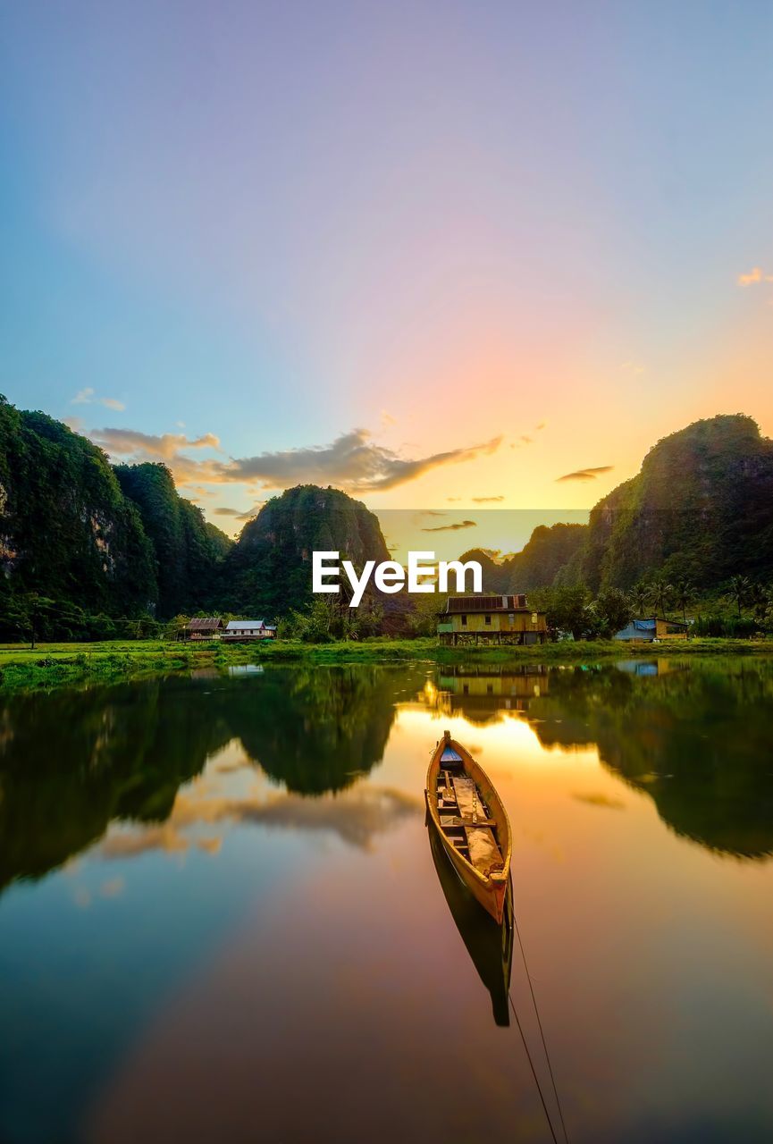 SCENIC VIEW OF LAKE BY MOUNTAINS AGAINST SKY