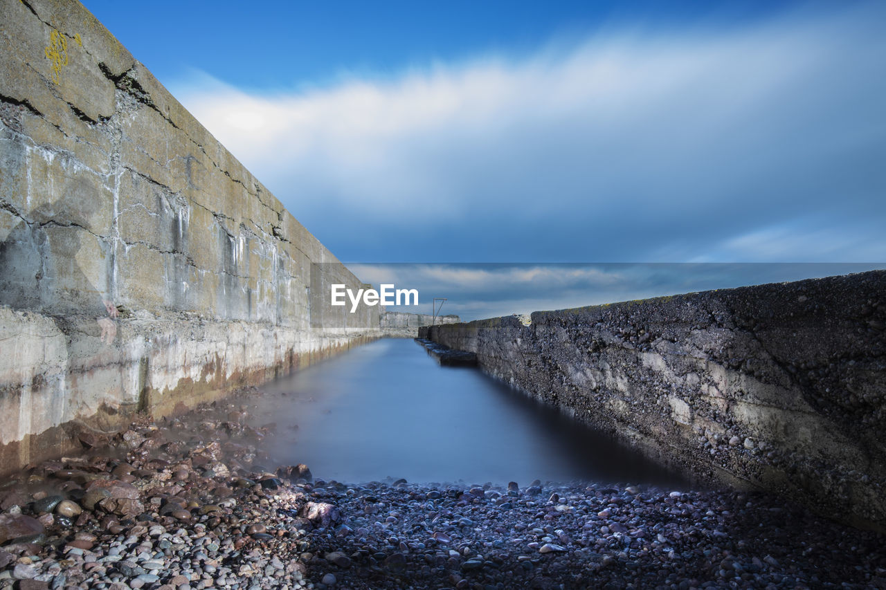 PANORAMIC VIEW OF WALL BY SEA AGAINST SKY