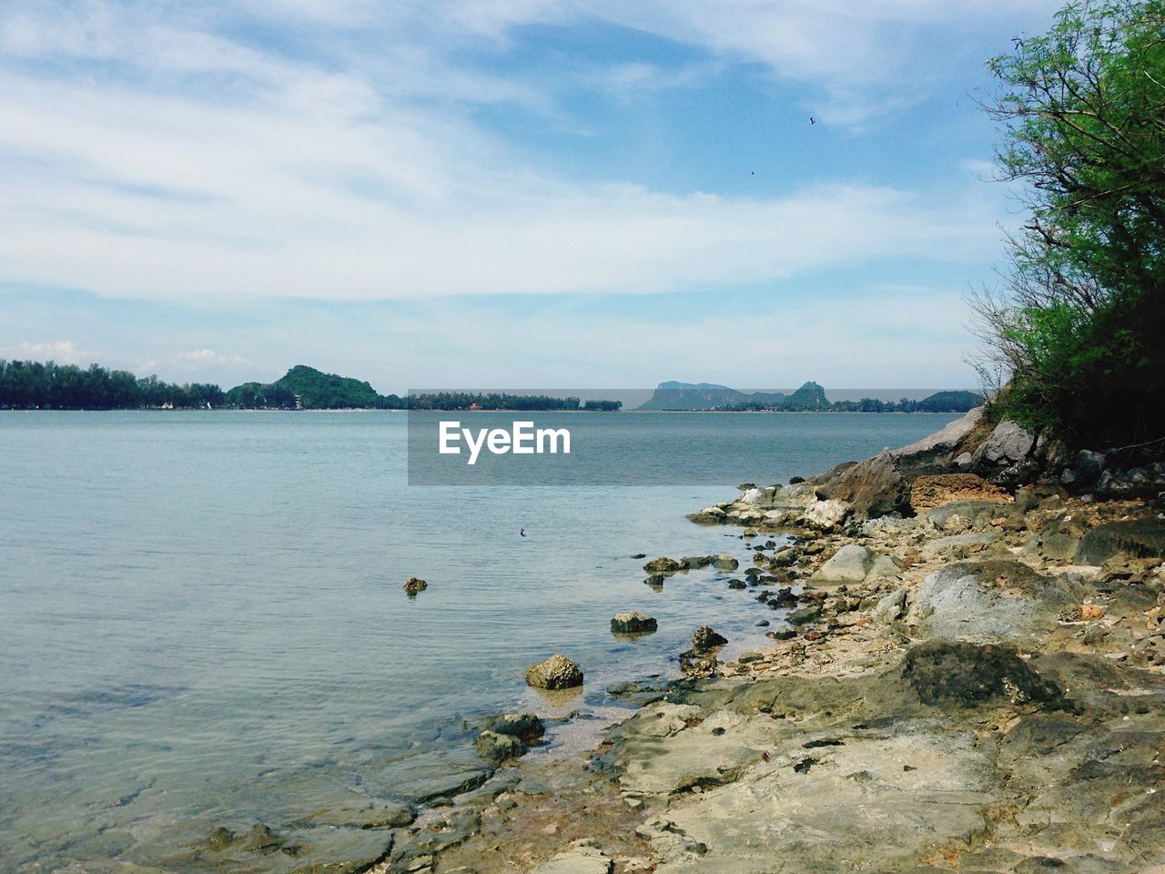 SCENIC VIEW OF SEA BY MOUNTAIN AGAINST SKY