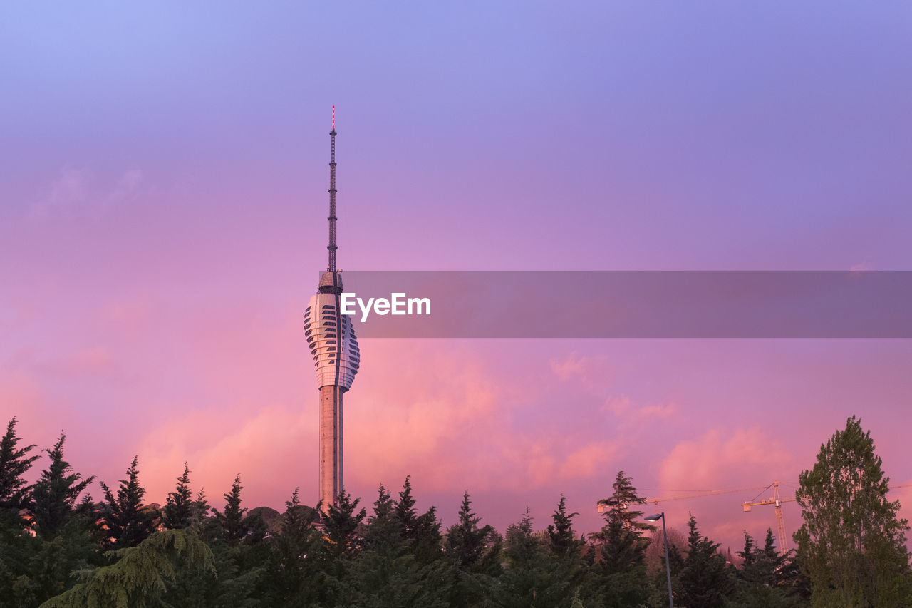 LOW ANGLE VIEW OF TOWER AGAINST SKY DURING SUNSET