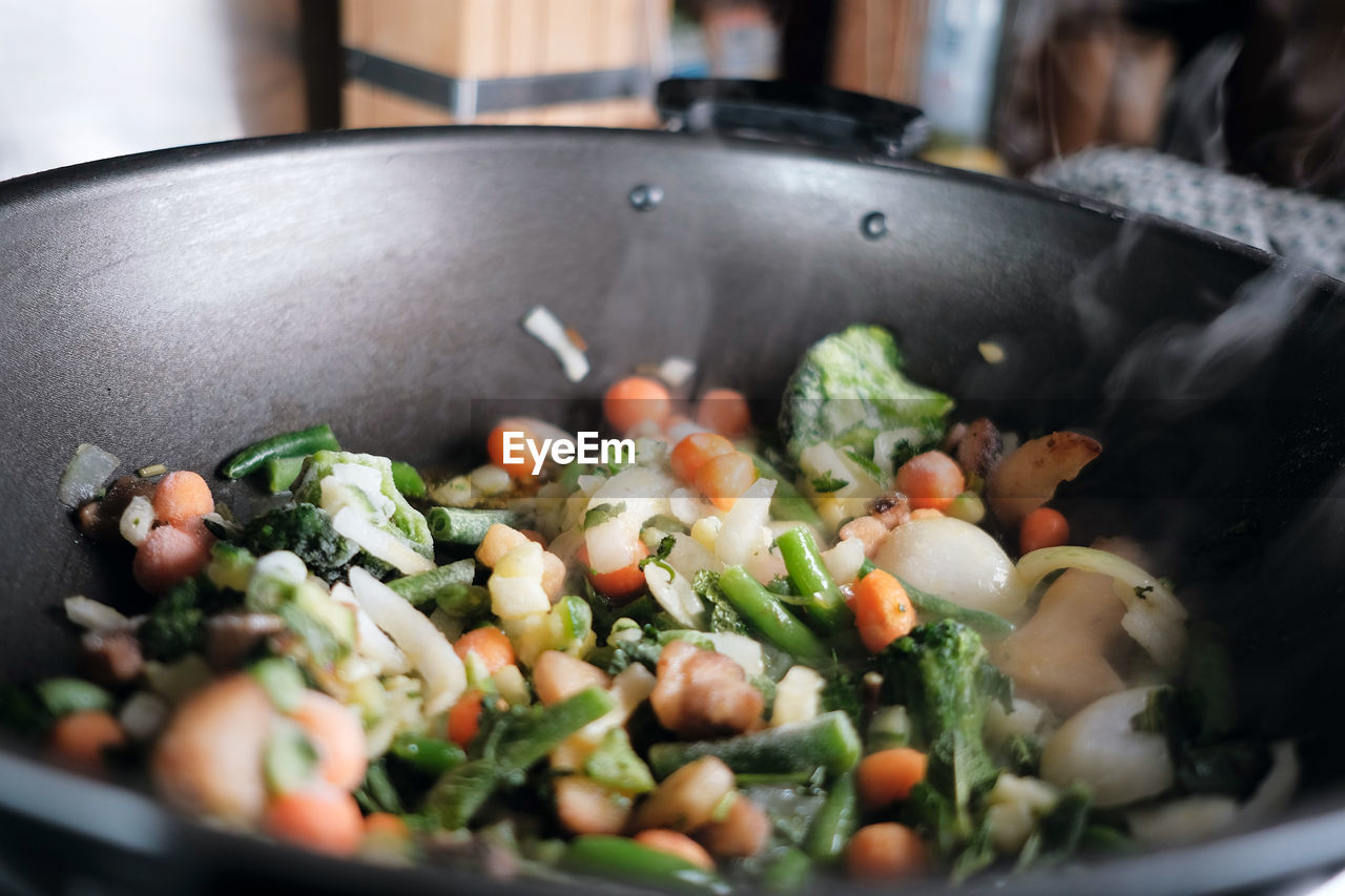 food, food and drink, vegetable, healthy eating, wellbeing, produce, dish, kitchen utensil, cooking pan, household equipment, freshness, wok, no people, indoors, kitchen, pan, domestic room, close-up, frying pan, domestic kitchen, cuisine, selective focus