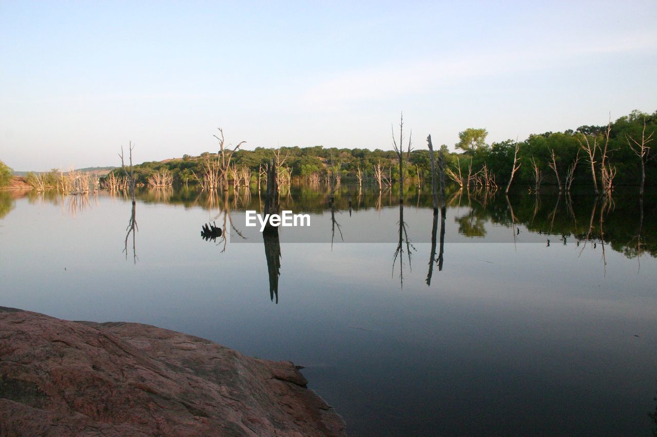 IDYLLIC VIEW OF LAKE AGAINST SKY