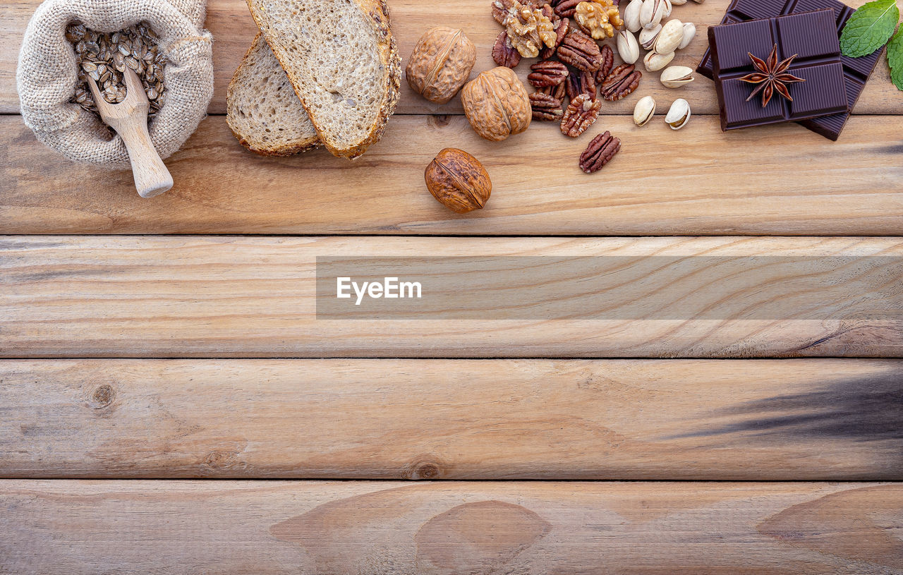 HIGH ANGLE VIEW OF BREAD ON WOOD