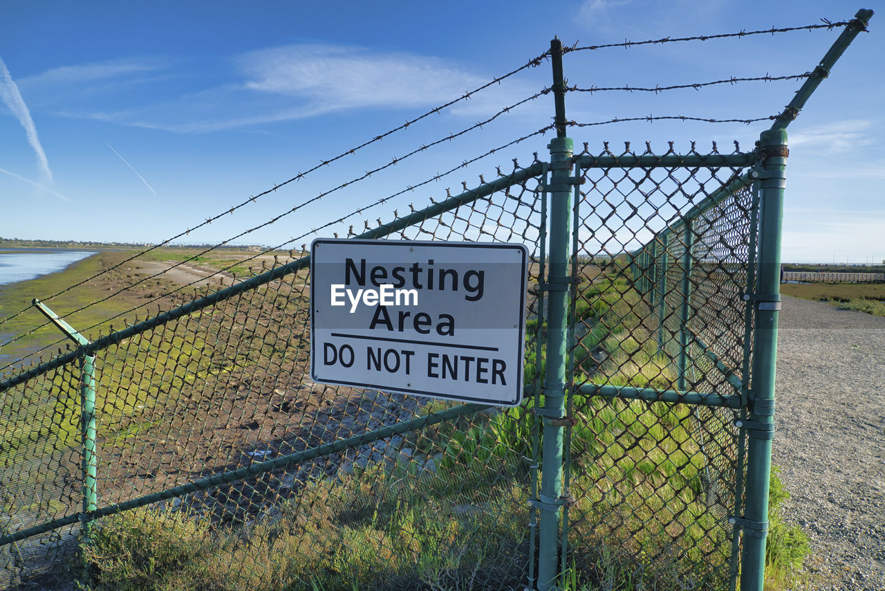 INFORMATION SIGN ON FENCE OF LAND