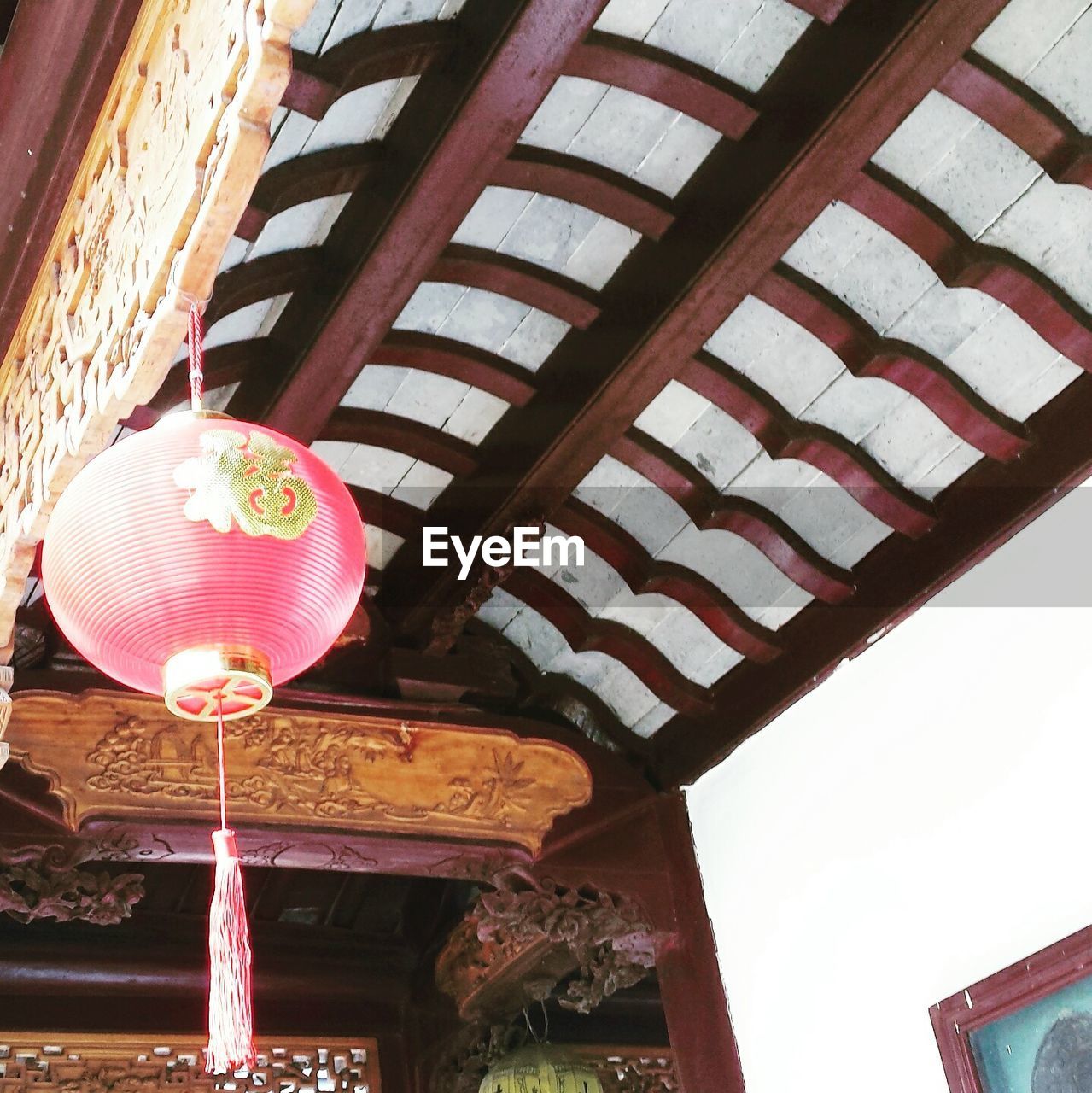 LOW ANGLE VIEW OF LANTERNS HANGING IN BUILDING