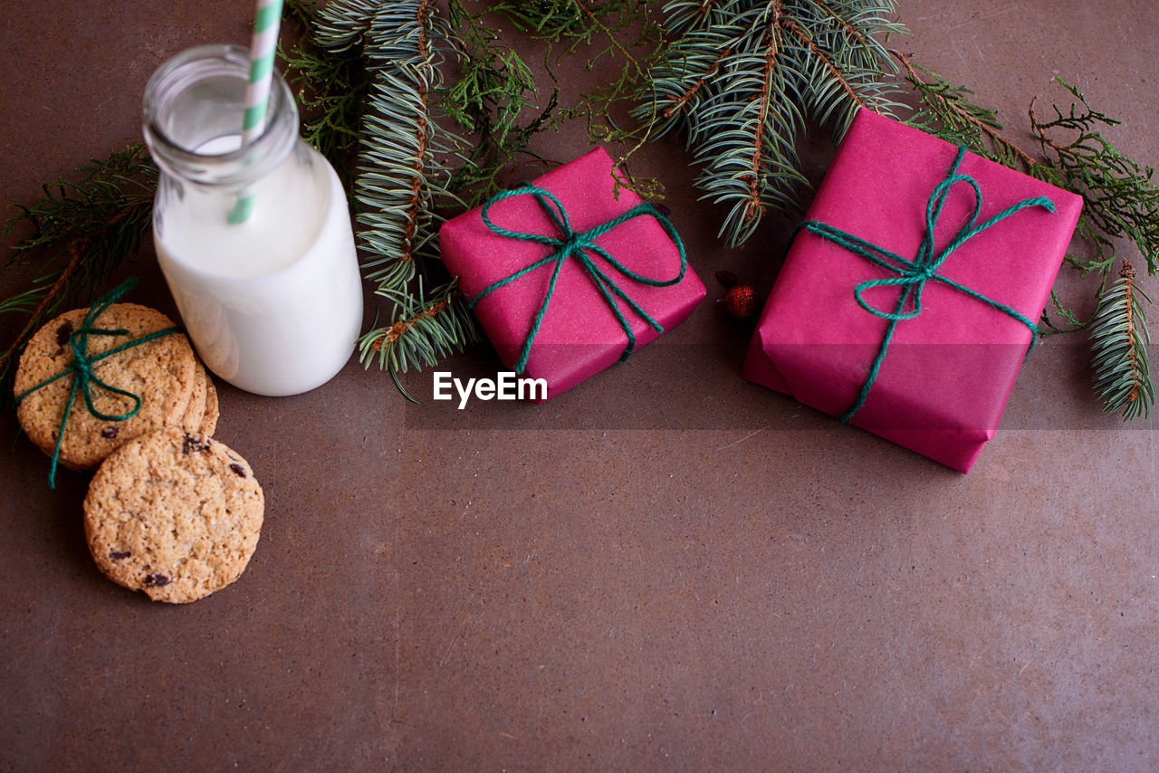 HIGH ANGLE VIEW OF COOKIES IN BOX ON TABLE