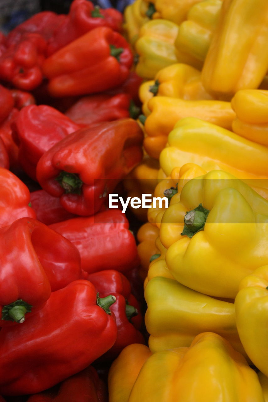 CLOSE-UP OF BELL PEPPERS AT MARKET STALL