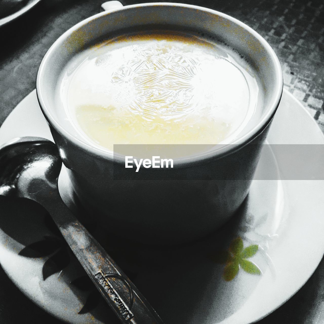 HIGH ANGLE VIEW OF TEA IN GLASS