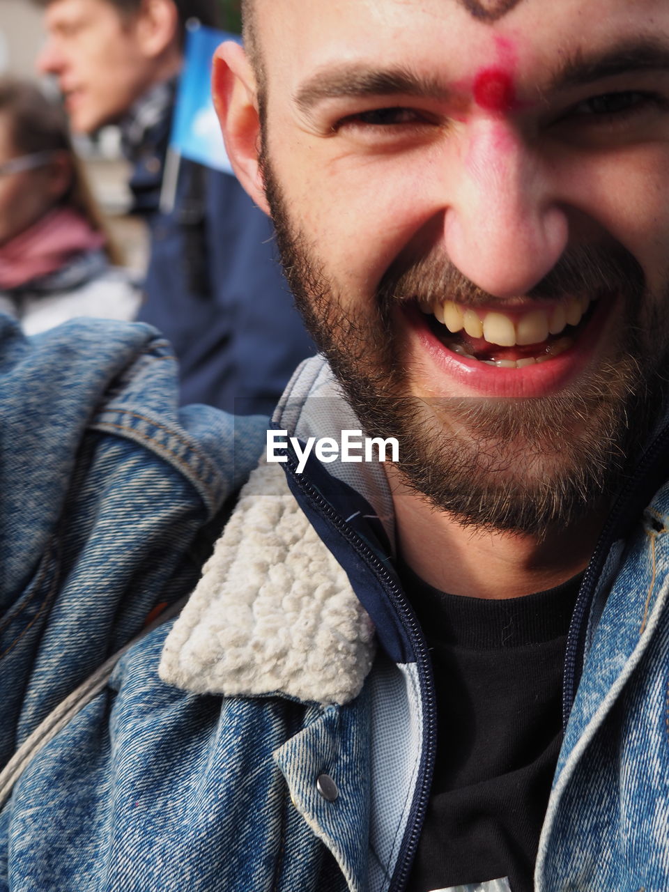 CLOSE-UP PORTRAIT OF A SMILING YOUNG COUPLE