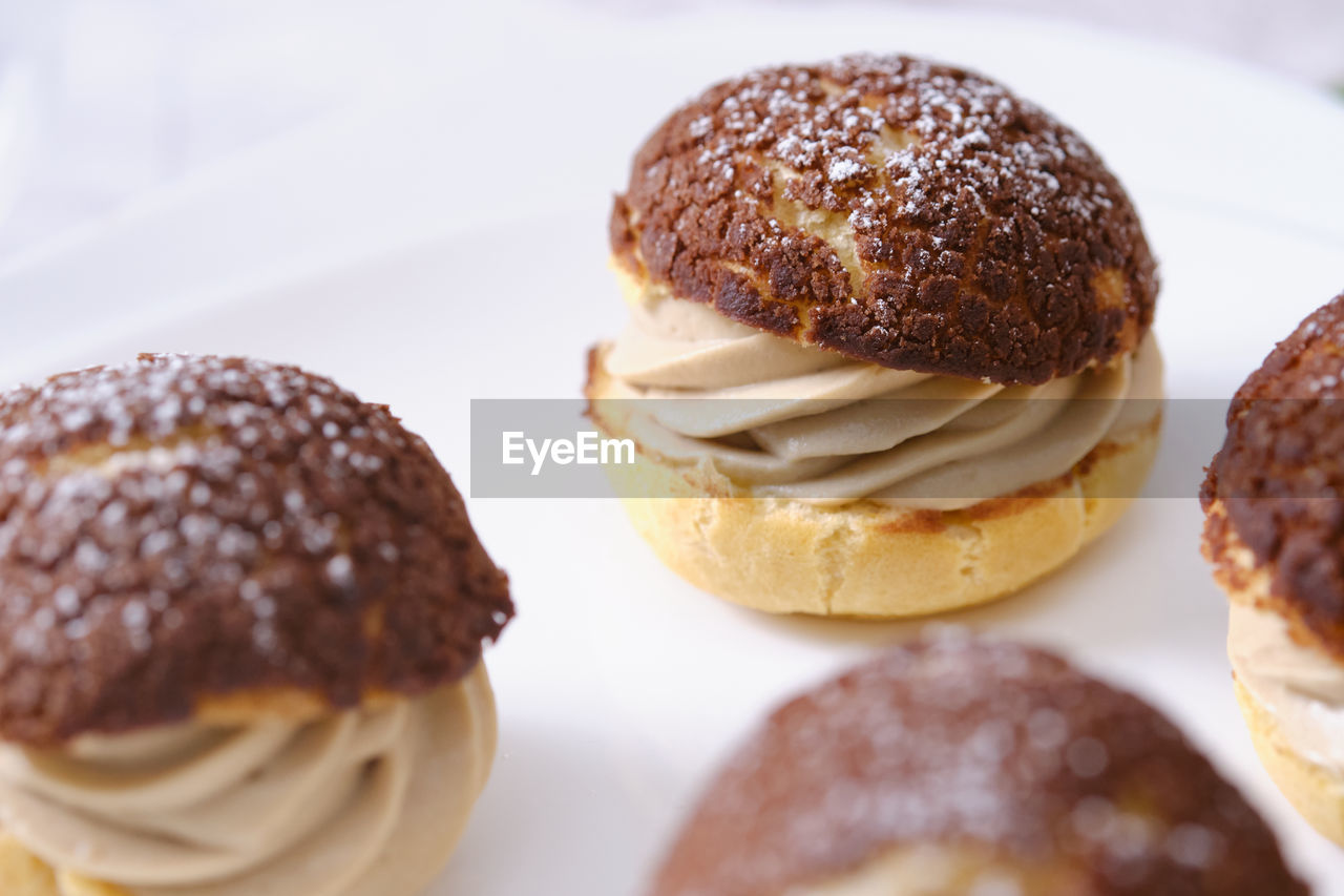 CLOSE-UP OF CAKE ON PLATE