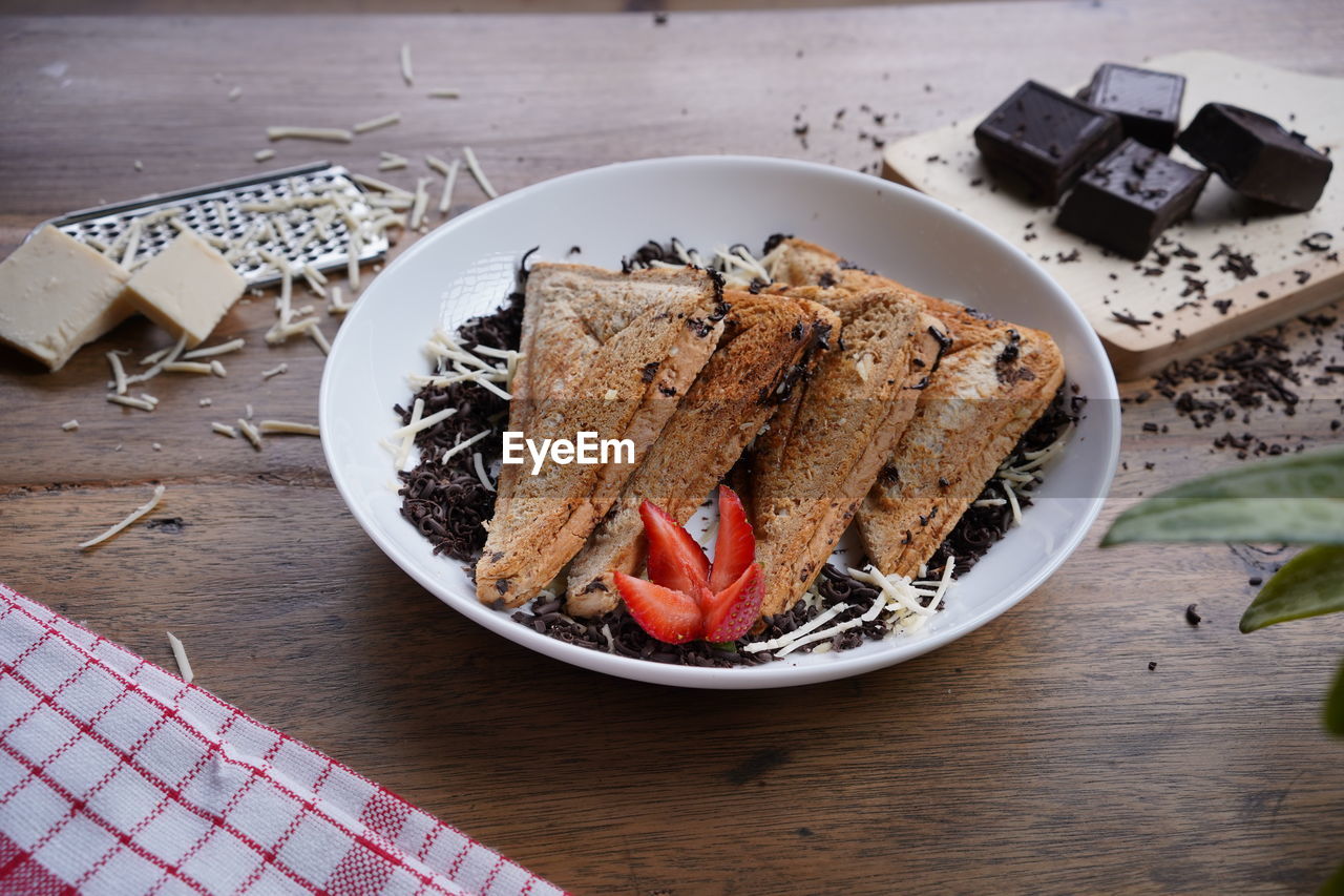 HIGH ANGLE VIEW OF FOOD SERVED ON TABLE