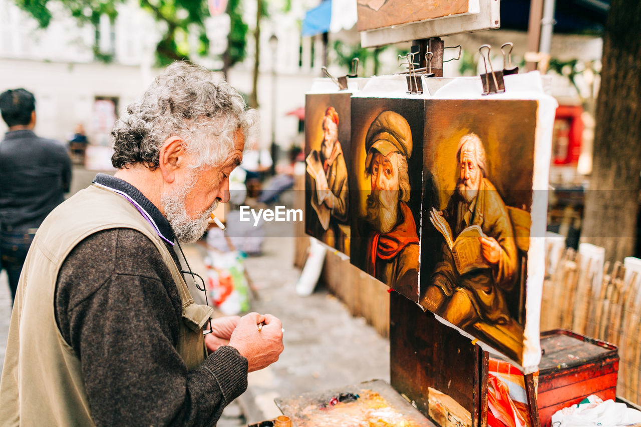 SIDE VIEW OF PEOPLE AT MARKET STALL