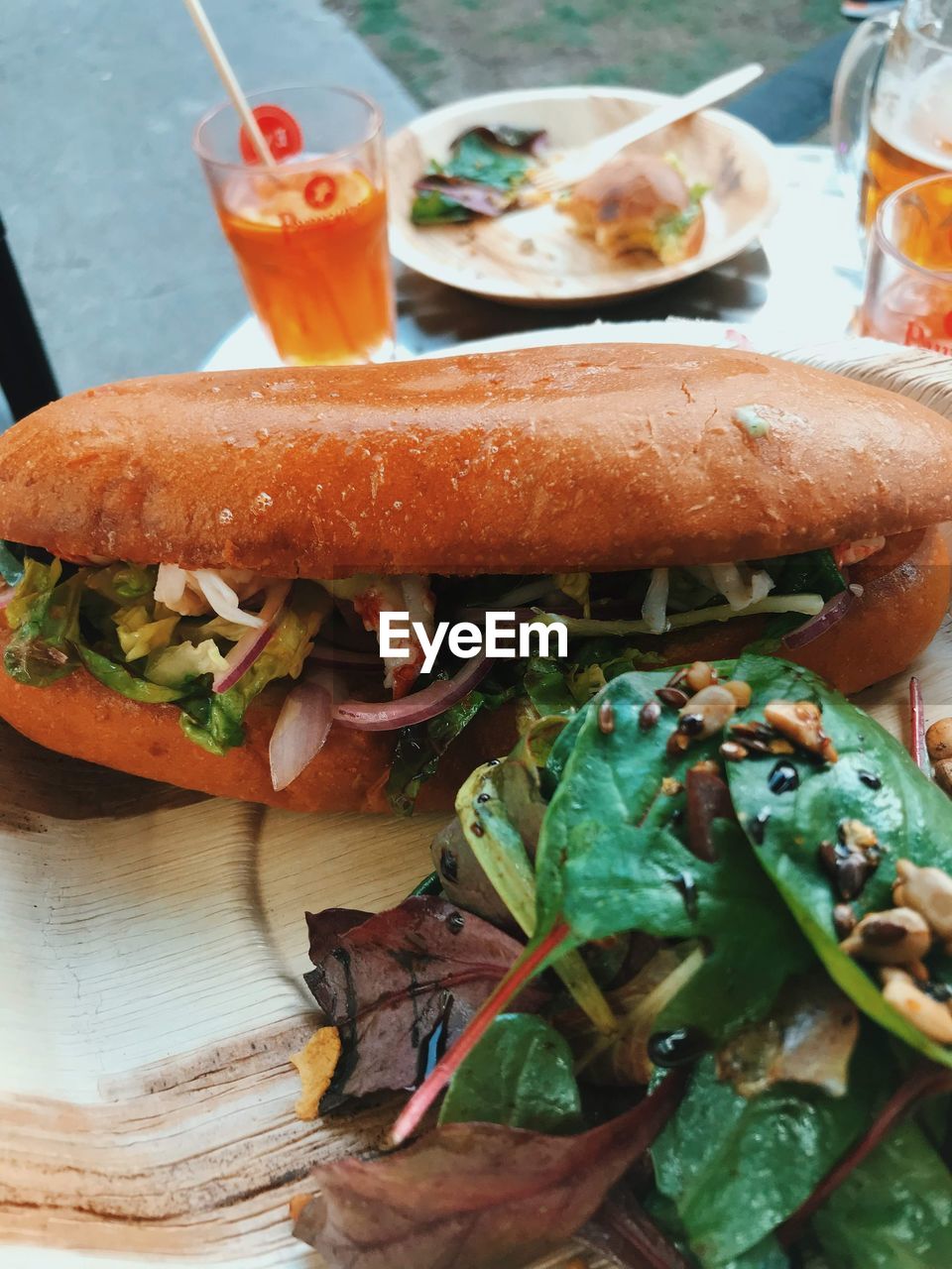 CLOSE-UP OF BURGER IN PLATE