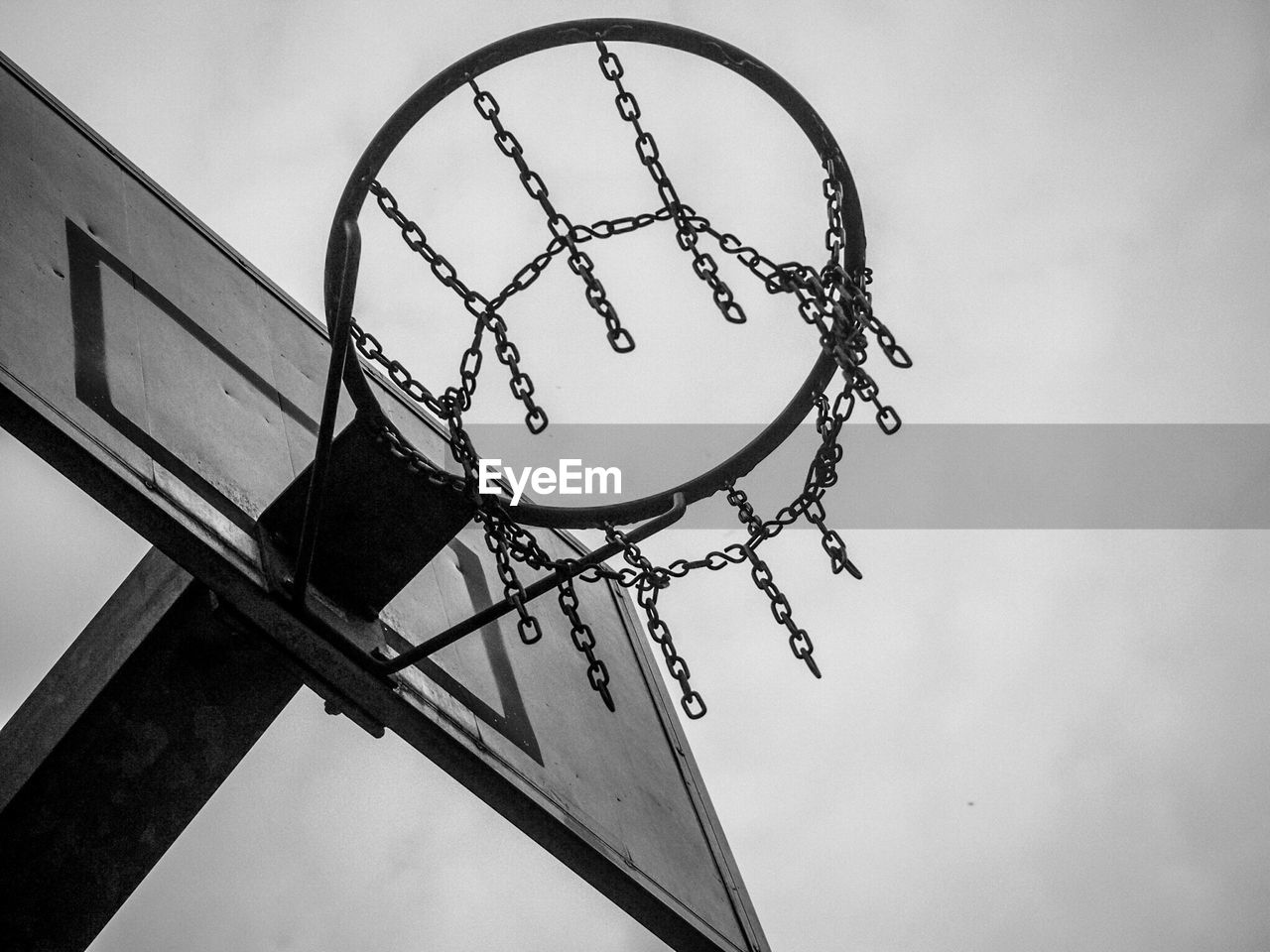 DIRECTLY BELOW VIEW OF BASKETBALL HOOP AGAINST SKY