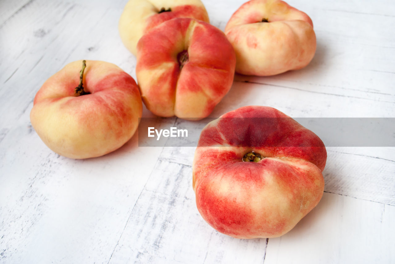 HIGH ANGLE VIEW OF APPLES IN CONTAINER ON TABLE