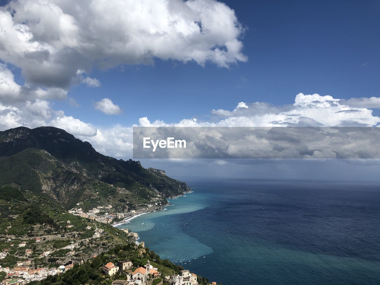 SCENIC VIEW OF SEA BY MOUNTAINS AGAINST SKY