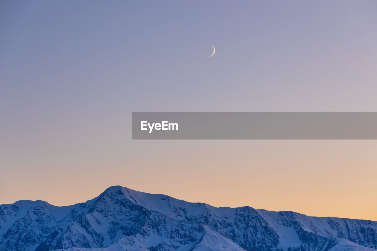 SCENIC VIEW OF SNOWCAPPED MOUNTAINS AGAINST CLEAR SKY