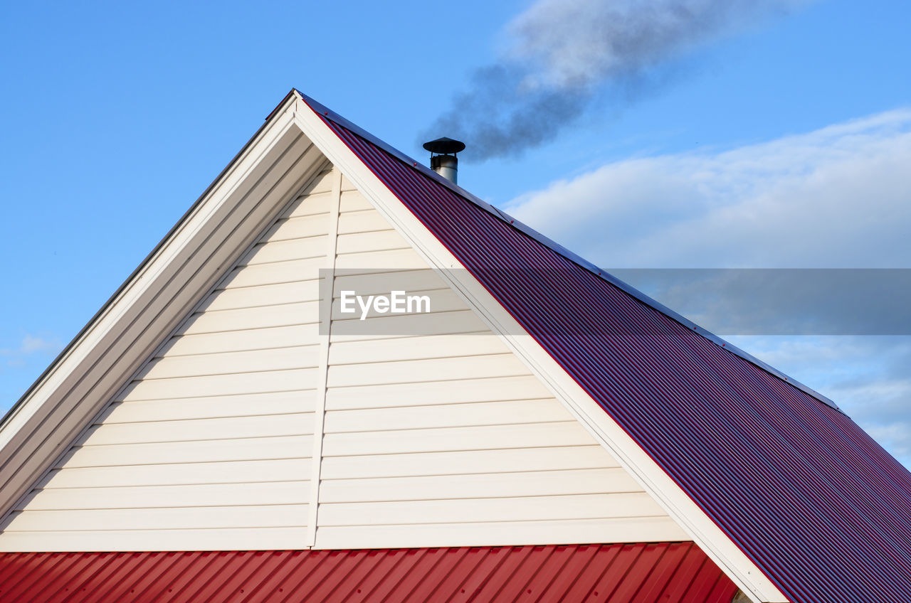 LOW ANGLE VIEW OF ROOF AGAINST BUILDING