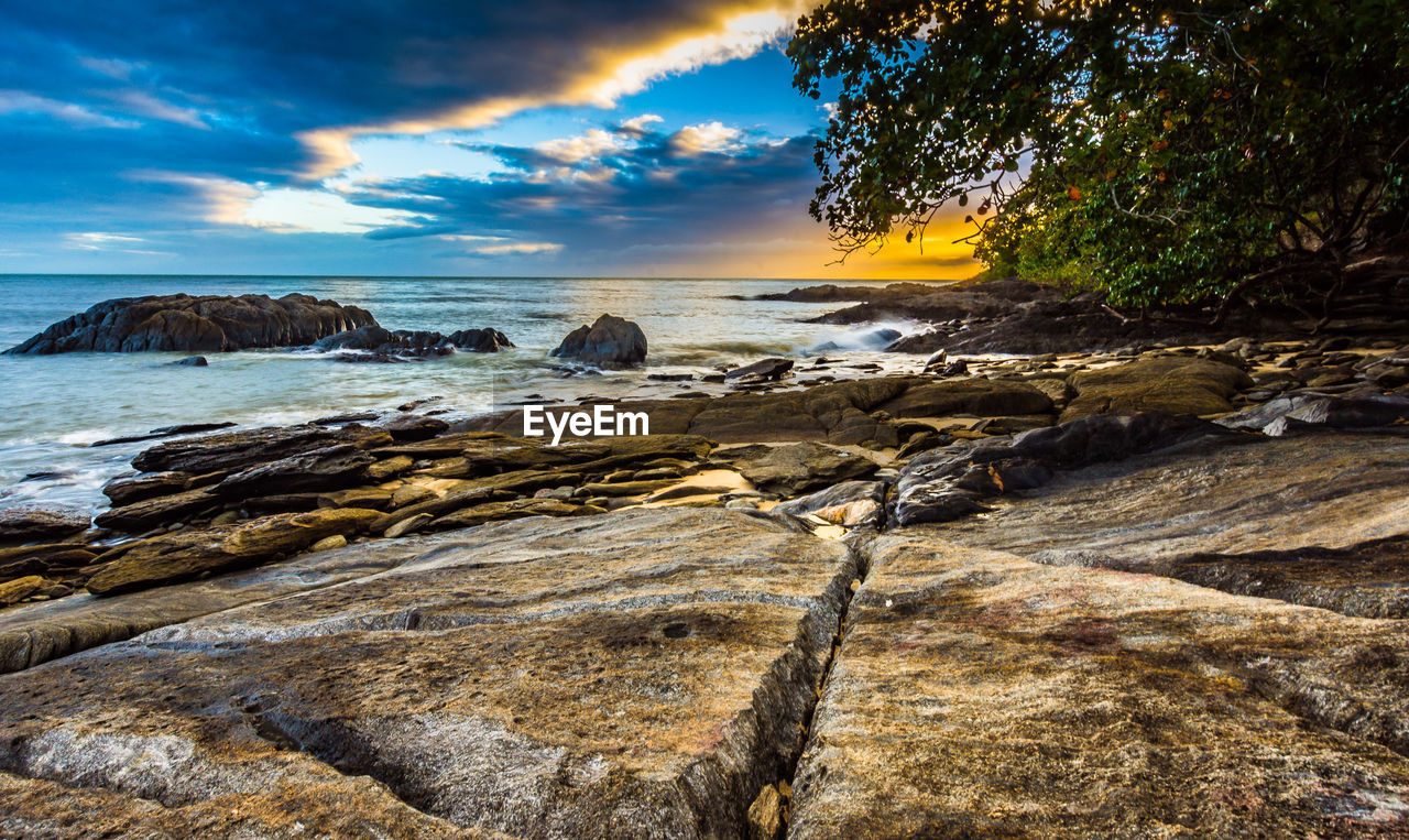 SCENIC VIEW OF SEA AT SUNSET