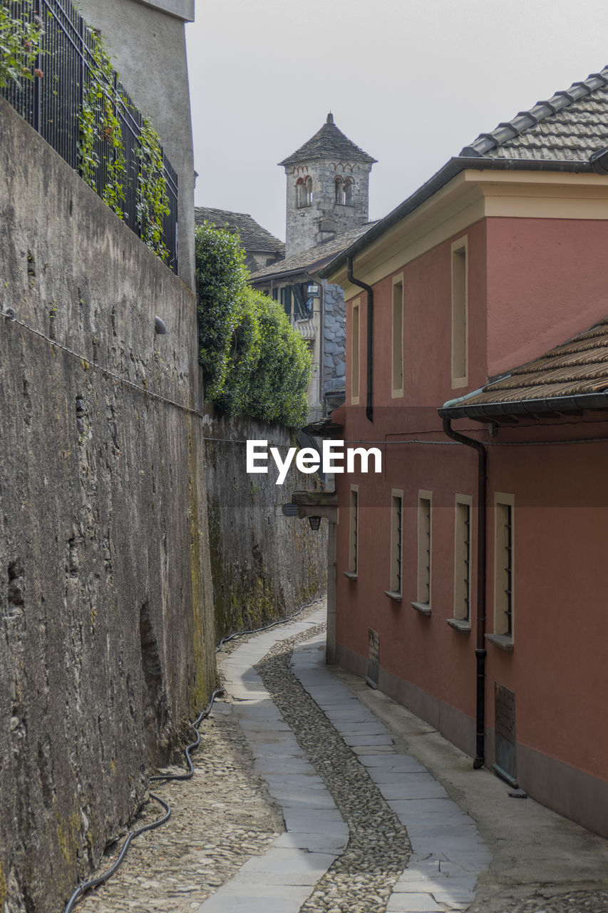 ALLEY AMIDST HOUSES IN TOWN