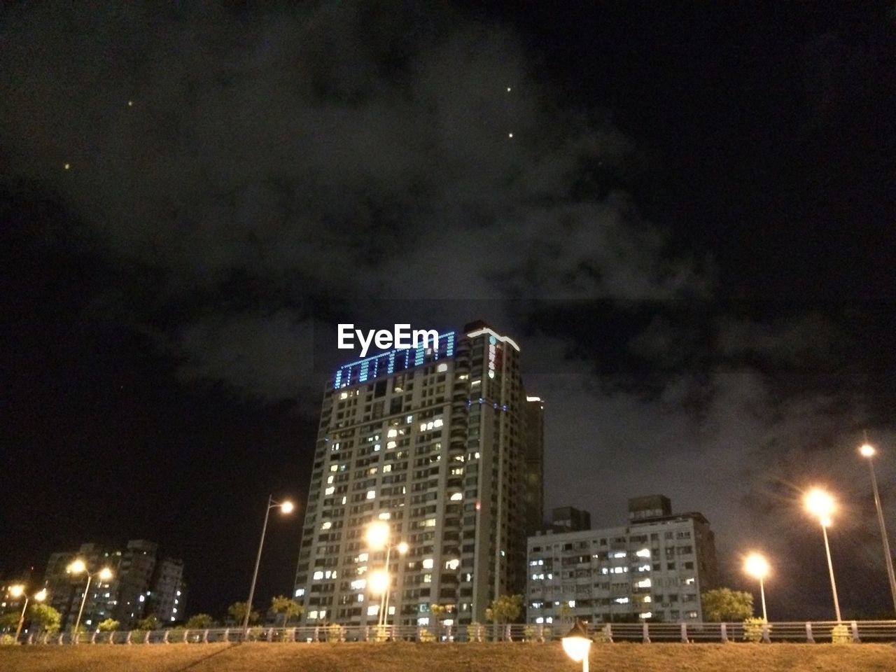 LOW ANGLE VIEW OF ILLUMINATED STREET LIGHT AT NIGHT