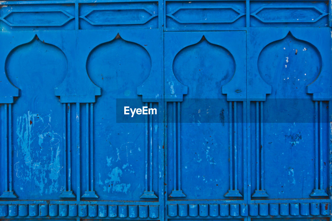 FULL FRAME SHOT OF CLOSED DOOR OF BUILDING