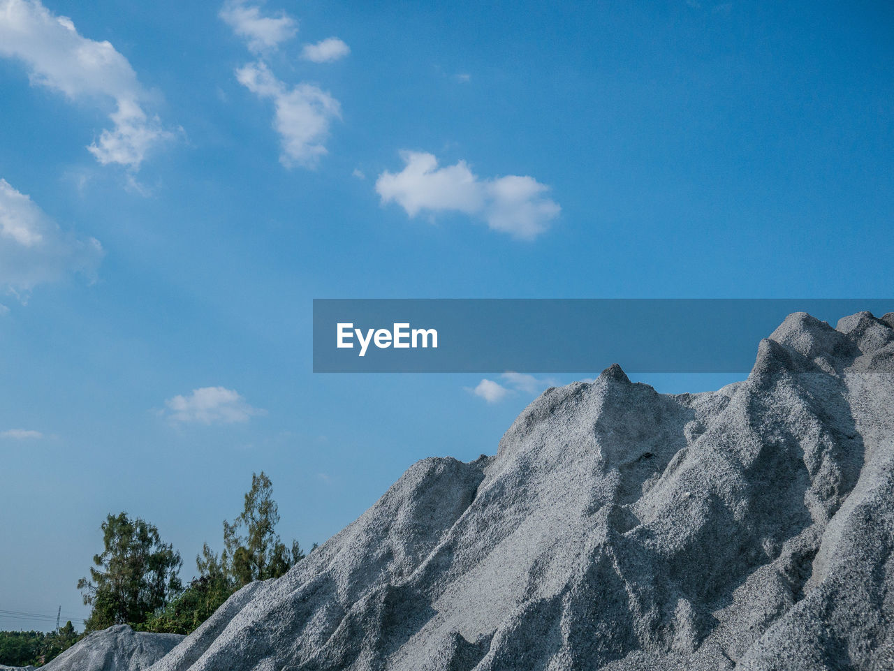 LOW ANGLE VIEW OF MOUNTAIN AGAINST SKY