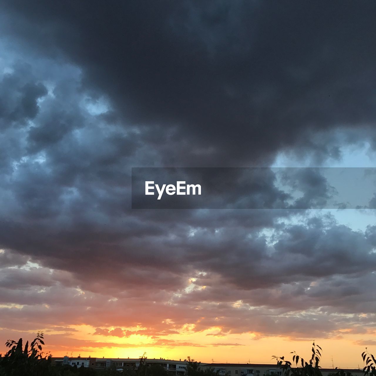 SCENIC VIEW OF DRAMATIC SKY OVER SILHOUETTE LANDSCAPE AGAINST CLOUDY SUNSET