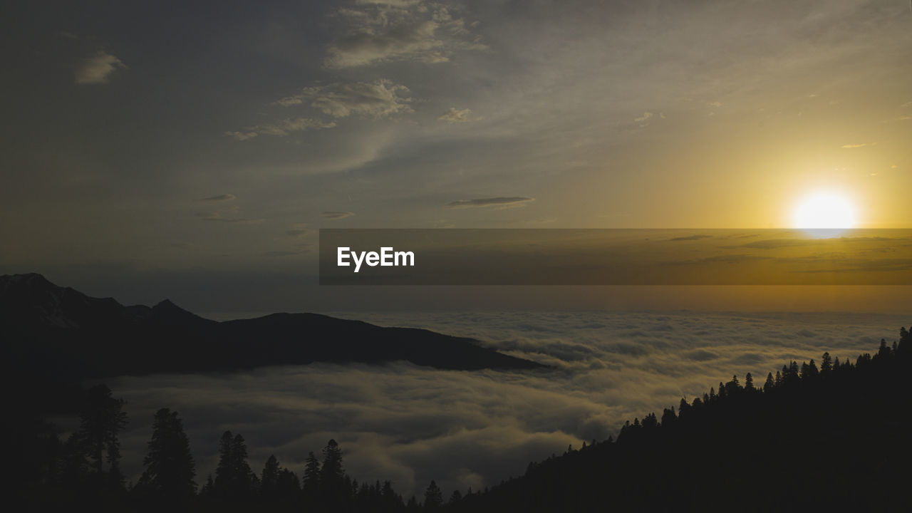 SCENIC VIEW OF SILHOUETTE MOUNTAIN AGAINST SKY DURING SUNSET