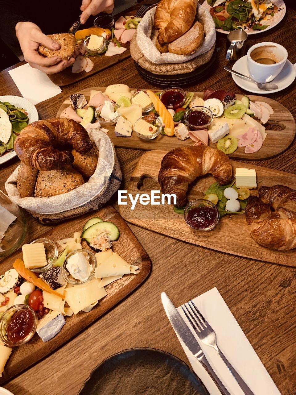 HIGH ANGLE VIEW OF FOOD SERVED IN PLATE ON TABLE