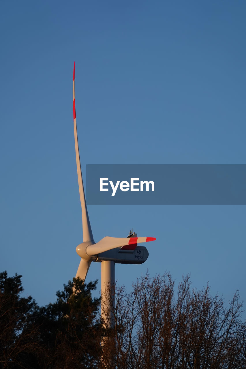 LOW ANGLE VIEW OF AIRPLANE AGAINST CLEAR BLUE SKY