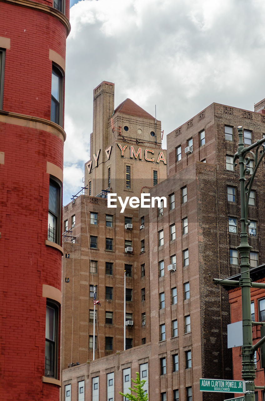 LOW ANGLE VIEW OF BUILDINGS AGAINST CLOUDY SKY