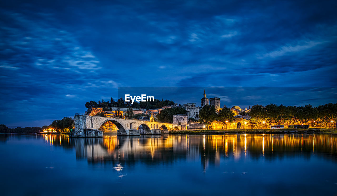 Avignon by night 