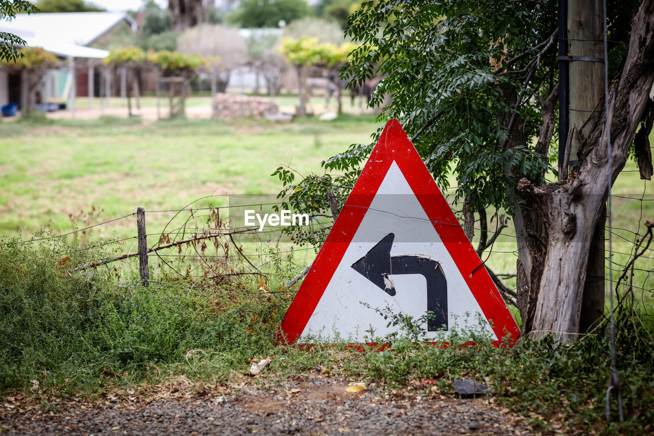 Left turn sign