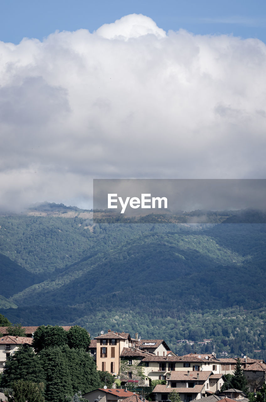 HIGH ANGLE VIEW OF TOWNSCAPE AGAINST MOUNTAIN