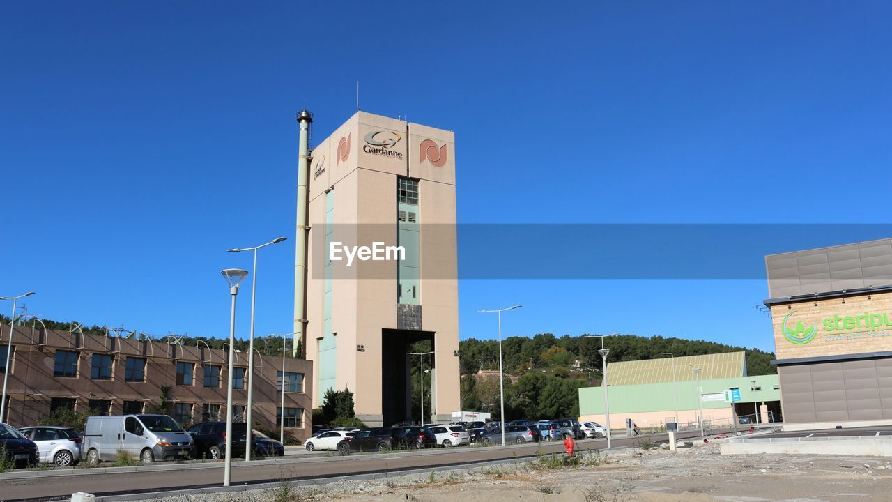 VIEW OF BUILDING AGAINST BLUE SKY